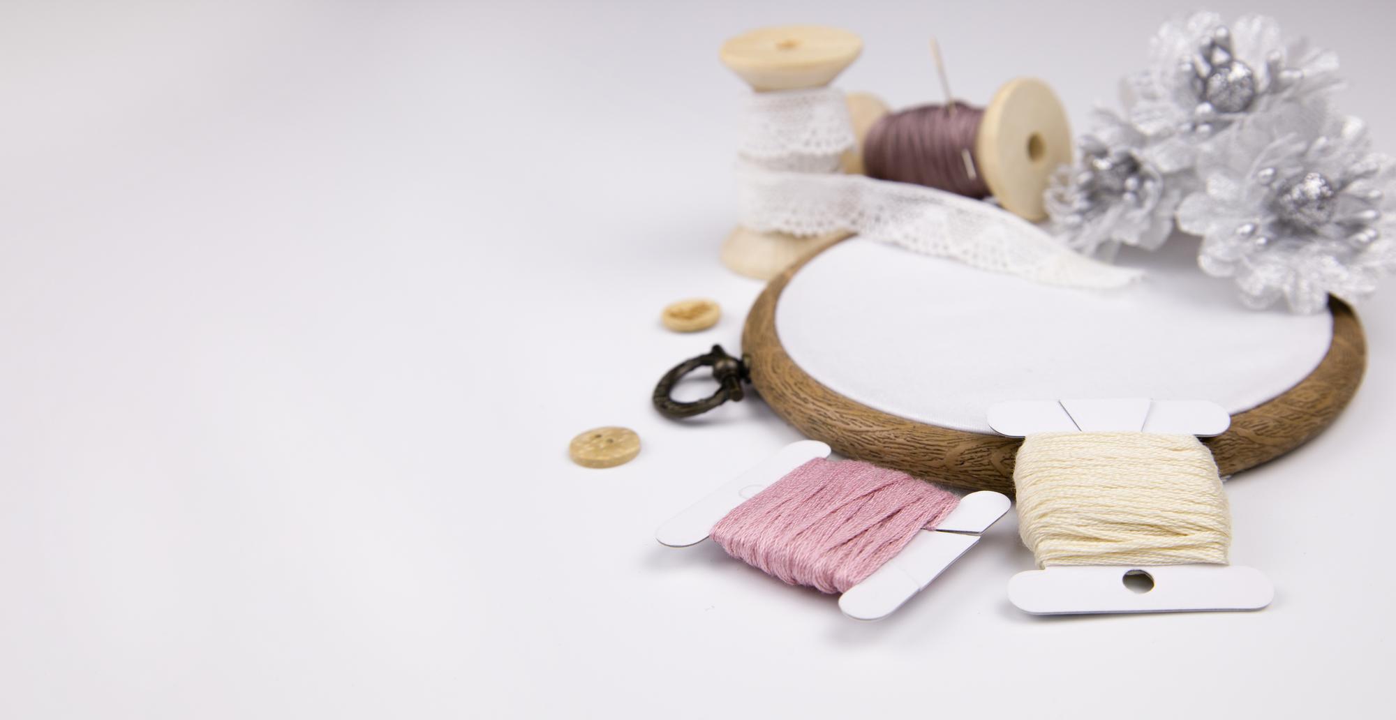 Atelier con tavolo da lavoro e strumenti per ricamo